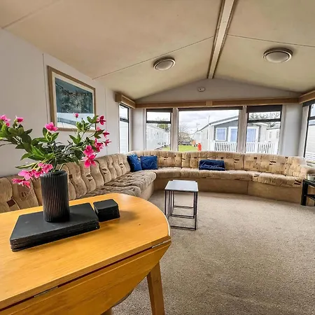 6 Berth Caravan With Free Wi-Fi At Dovercourt Holiday Park In Essex Ref 44609C Great Oakley  Extérieur photo