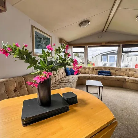 6 Berth Caravan With Free Wi-Fi At Dovercourt Holiday Park In Essex Ref 44609C Great Oakley  Extérieur photo