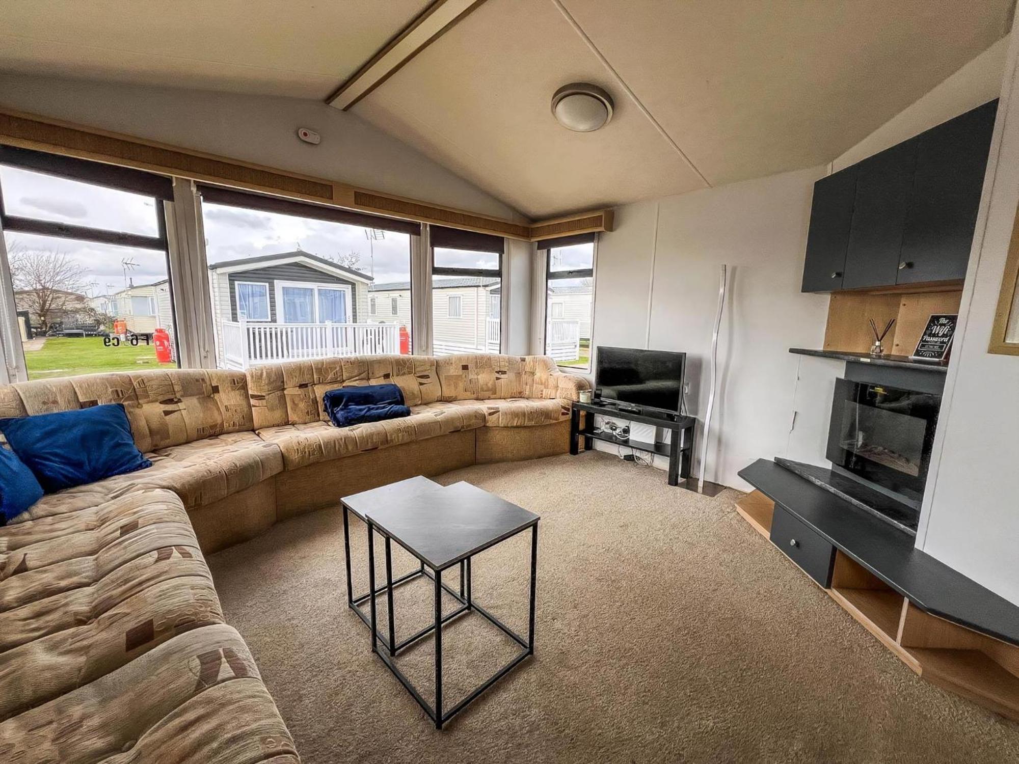 6 Berth Caravan With Free Wi-fi At Dovercourt In Essex Ref 44609c * Great Oakley (Essex)