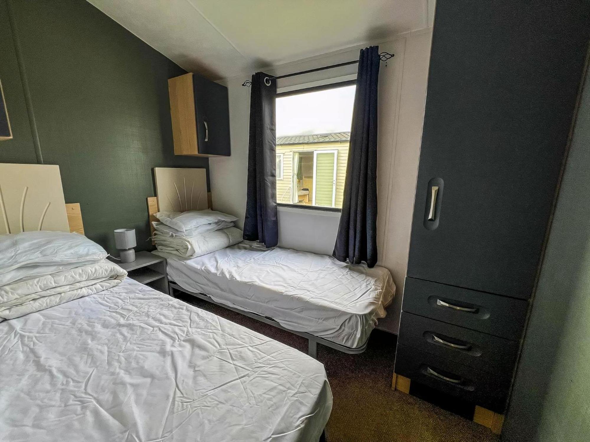 6 Berth Caravan With Free Wi-fi At Dovercourt In Essex Ref 44609c Campsite Great Oakley (Essex)