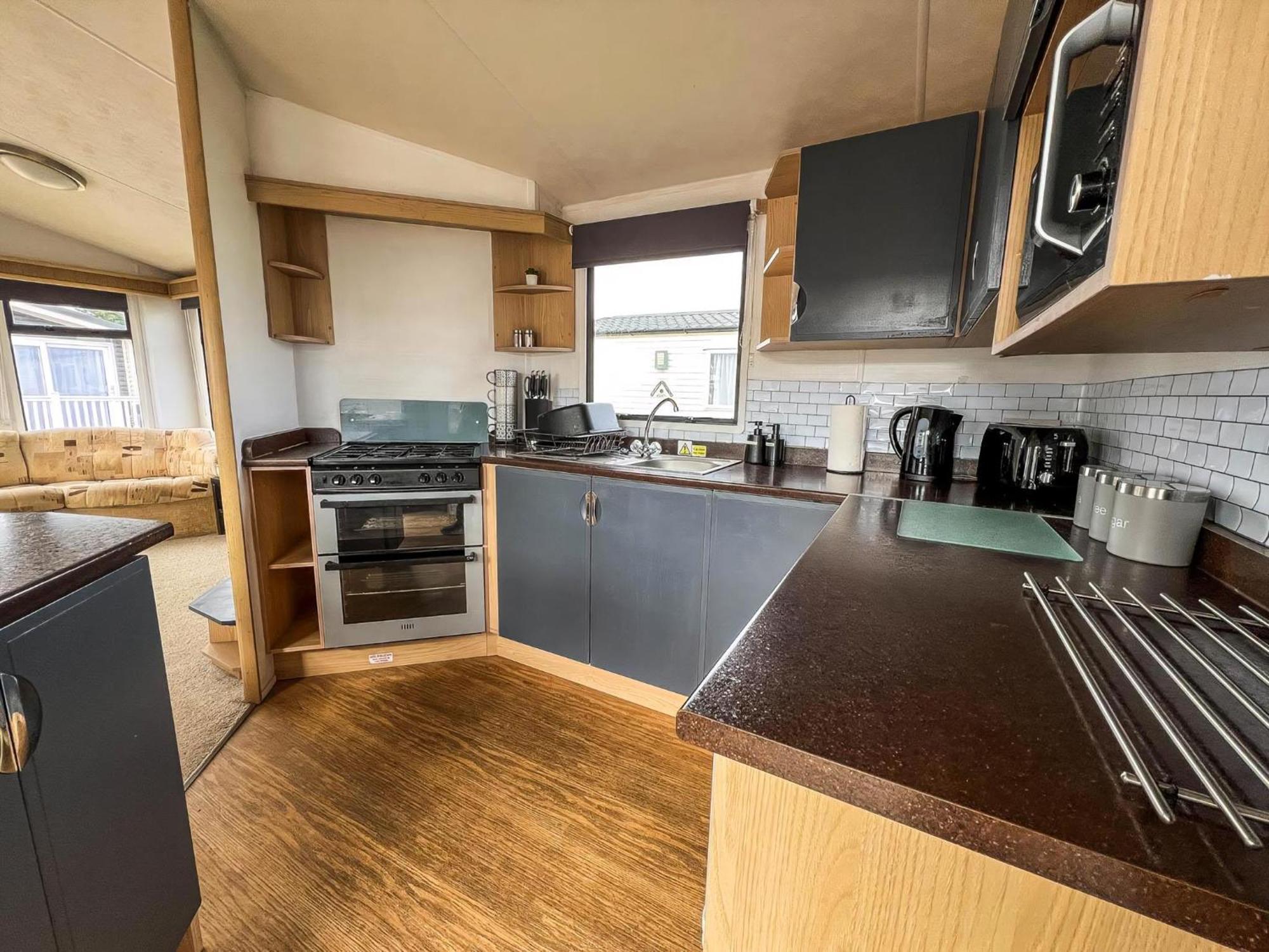 6 Berth Caravan With Free Wi-fi At Dovercourt In Essex Ref 44609c *
