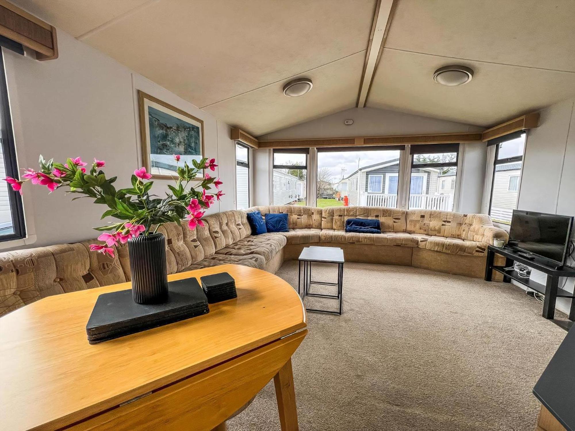 6 Berth Caravan With Free Wi-fi At Dovercourt In Essex Ref 44609c