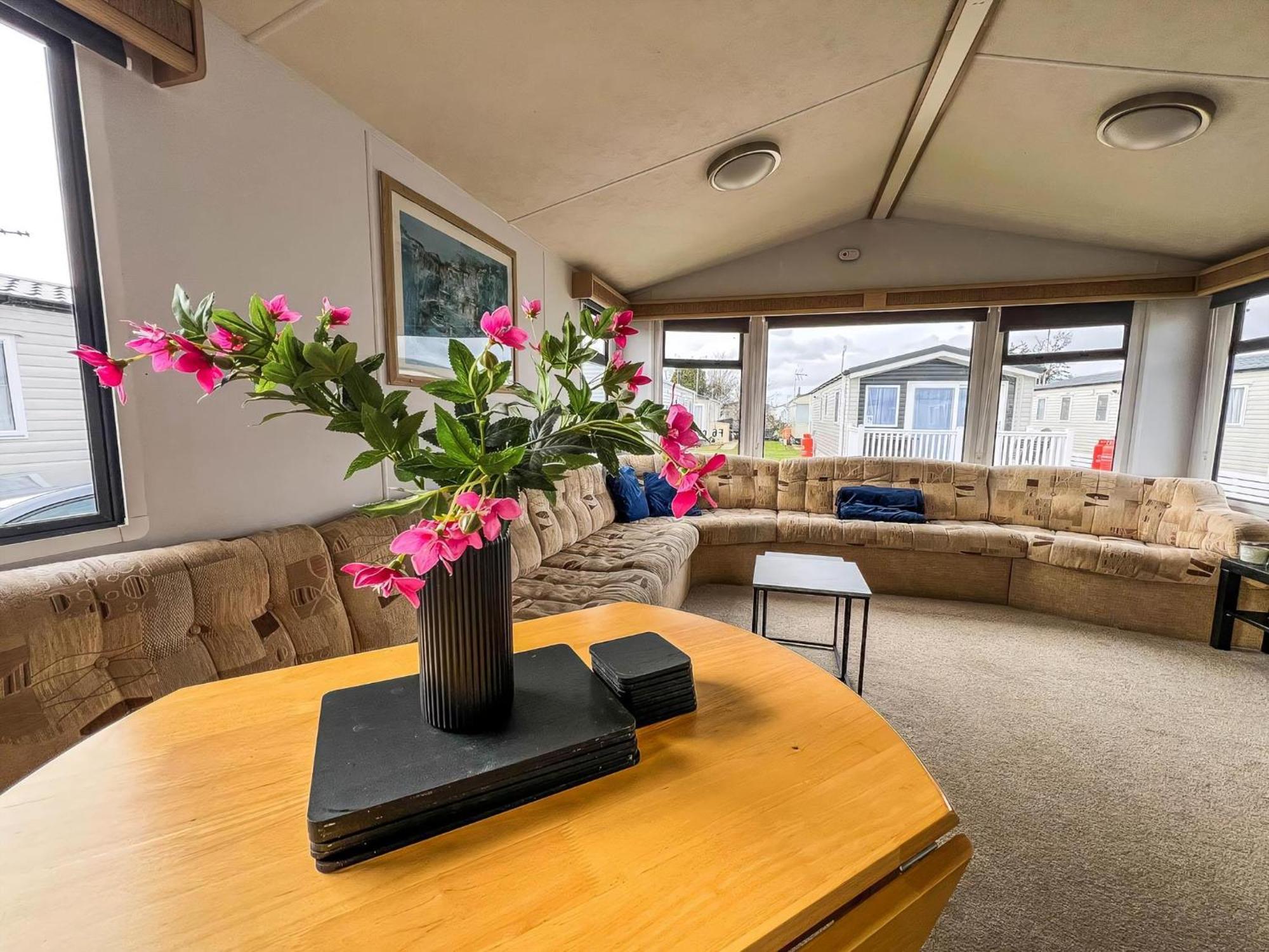 Campsite 6 Berth Caravan With Free Wi-fi At Dovercourt In Essex Ref 44609c Great Oakley (Essex)