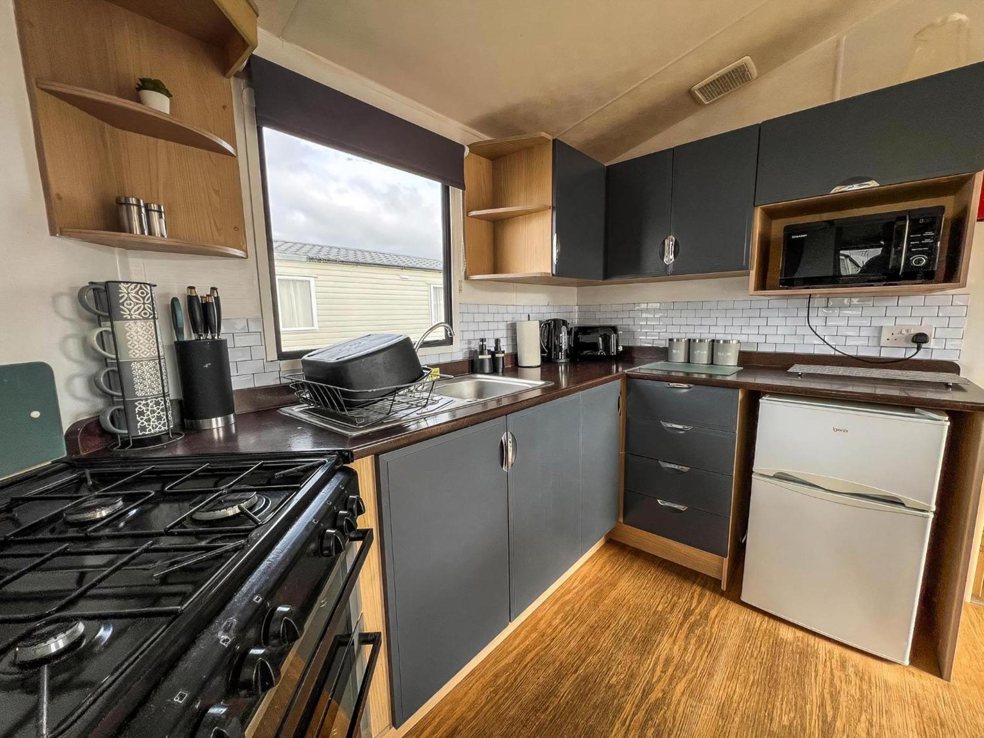 6 Berth Caravan With Free Wi-fi At Dovercourt In Essex Ref 44609c Great Oakley (Essex)