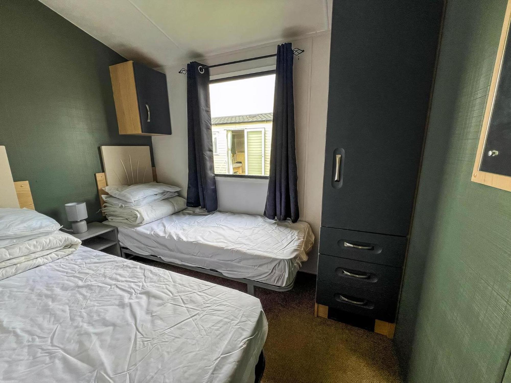 6 Berth Caravan With Free Wi-fi At Dovercourt In Essex Ref 44609c Campsite *